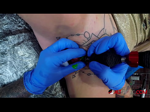 ❤️ Uiters getatoeëerde hottie Sully Savage het 'n tatoeëermerk op haar klitoris gekry ❤️❌ Superseks op af.pornobot.ru ❌